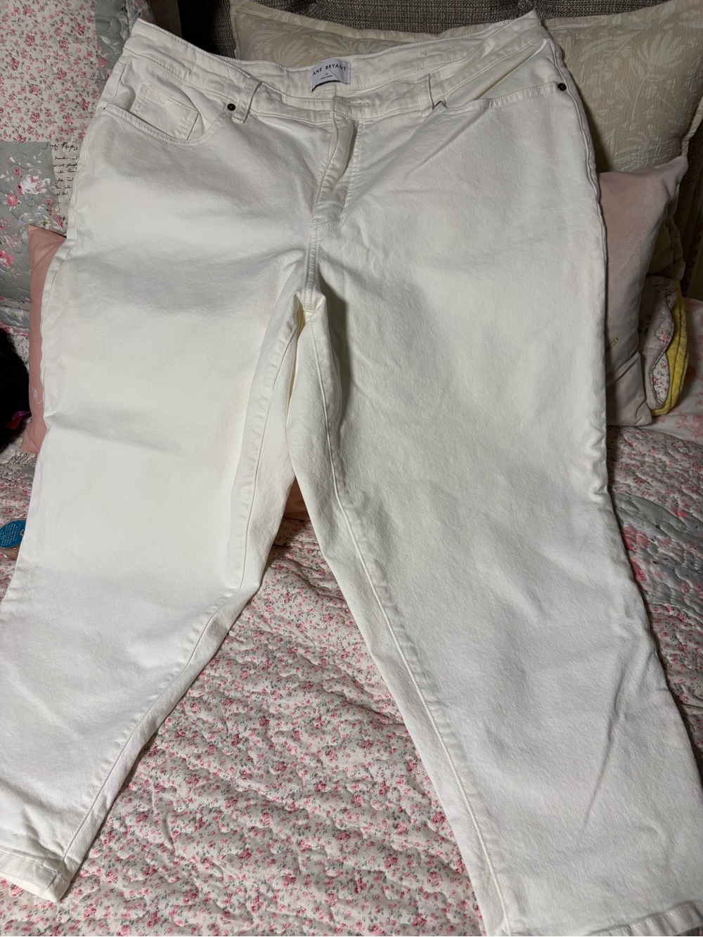 White High-Rise Women’s Capri NWOT